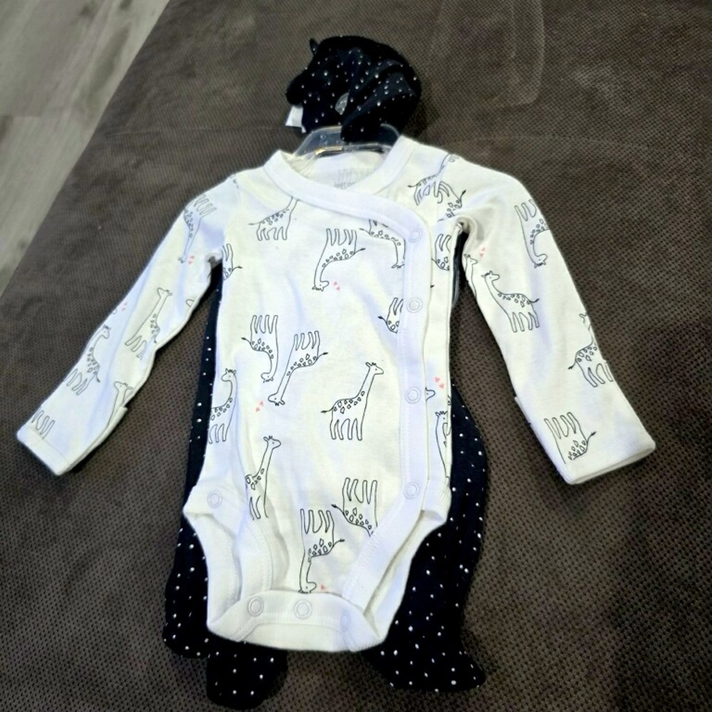 Carter’s Girl New Born 3 piece - New